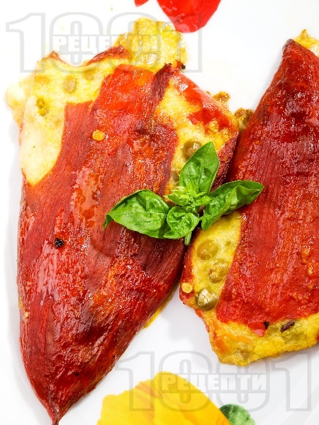 Постни печени червени чушки (пиперки) пълнени с качамак, сирене, яйца и грах - снимка на рецептата
